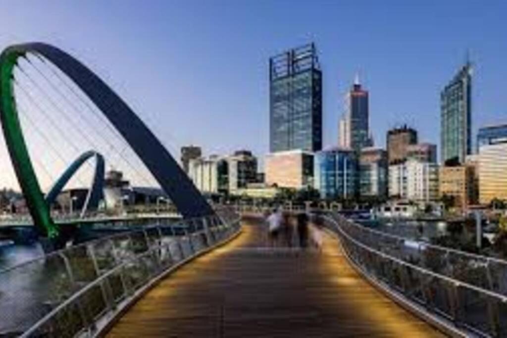 In The City Perth 1B1B Pool And Nice View エクステリア 写真